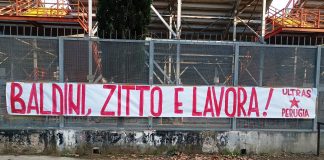 Lo striscione degli Ultras Perugia: "Zitto e lavora"
