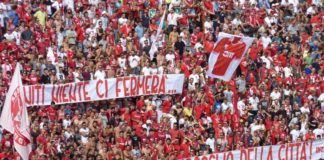 entreranno in campo indossando una maglia bianca, sopra la divisa ufficiale, con la scritta “Forza Leo”