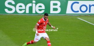 Il Crotone pensa a Monaco, il Grifo guarda in casa rossoblù. Il difensore campano, ormai fuori rosa a Perugia, potrebbe trovare posto alla corte di Oddo. Ma Goretti è attento anche in entrata...