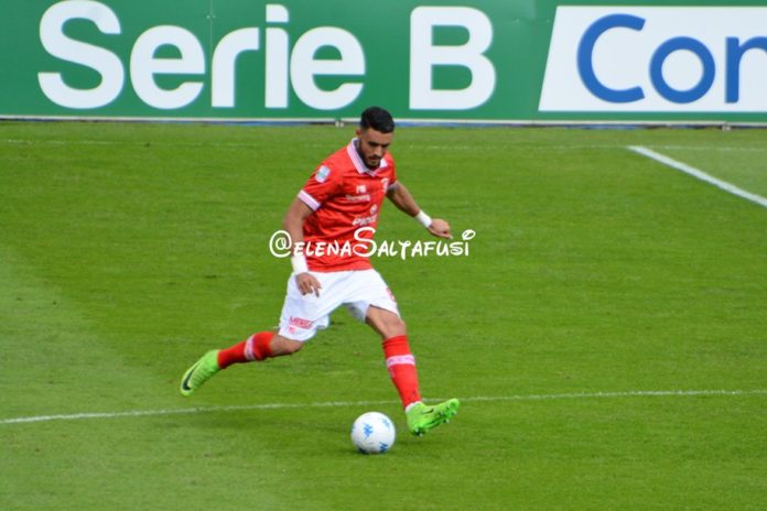 Il Crotone pensa a Monaco, il Grifo guarda in casa rossoblù. Il difensore campano, ormai fuori rosa a Perugia, potrebbe trovare posto alla corte di Oddo. Ma Goretti è attento anche in entrata...