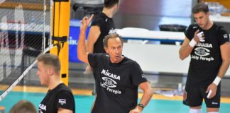 Bernardi ringrazia i tifosi esibendosi come arbitro