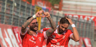 Per Dellafiore sempre più dura, Buonaiuto rinnova. Il difensore non è ancora tornato in gruppo ed è difficile una sua convocazione per Parma. Il jolly offensivo si lega al Grifo fino al 2021