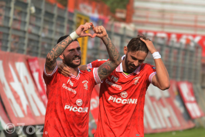 Per Dellafiore sempre più dura, Buonaiuto rinnova. Il difensore non è ancora tornato in gruppo ed è difficile una sua convocazione per Parma. Il jolly offensivo si lega al Grifo fino al 2021