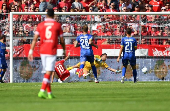Il Perugia batte il Frosinone e lo raggiunge in vetta
