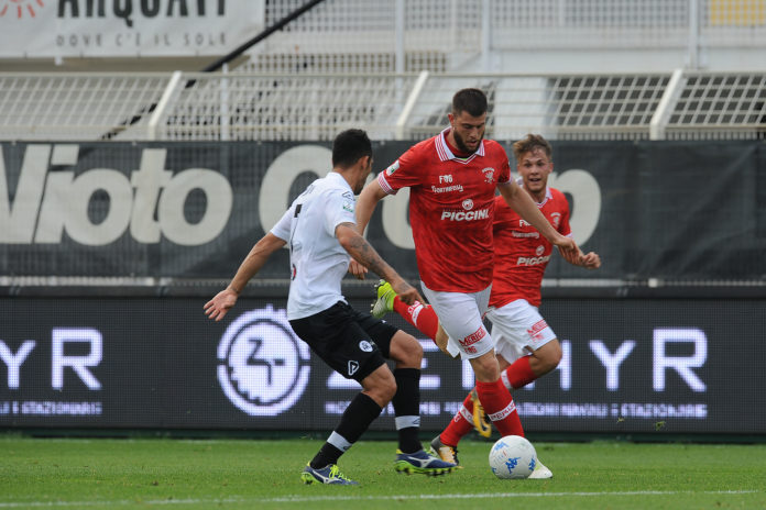 Cerri sbaglia tutto, Volta e Monaco agevolano lo Spezia. L'attaccante divora due nitide occasioni, i centrali hanno grosse responsabilità