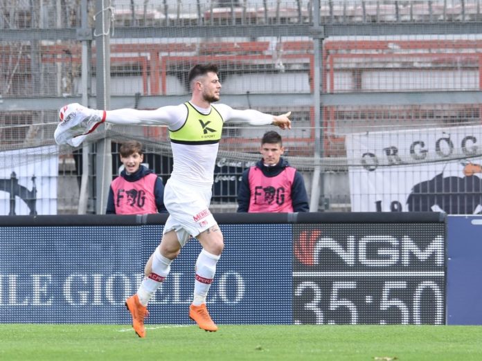 La copertina è per Cerri, ma è il collettivo a brillare. L'attaccante firma una doppietta e 'spende' bene l'ammonizione. Difesa granitica, centrocampo di quantità e Diamanti in gran spolvero