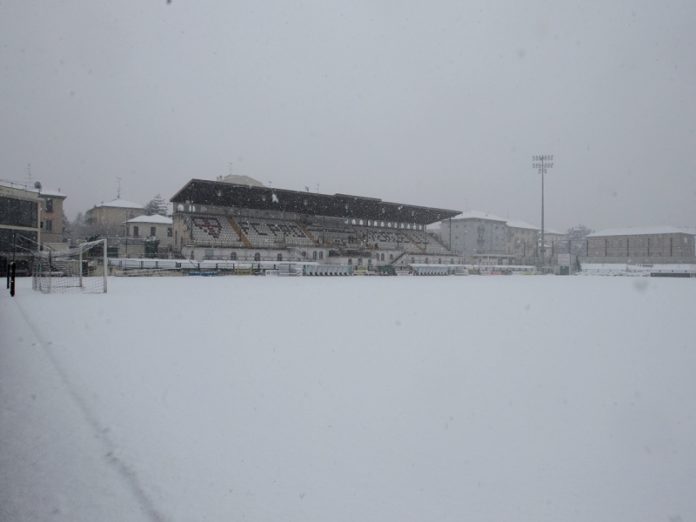La Pro Vercelli dà l'ufficialità: partita rinviata. Le forti nevicate hanno di nuovo interamente coperto lo stadio 
