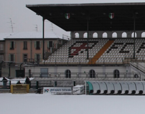"Piola" ancora innevato: si spera nella pioggia. Lo stadio di Vercelli è ancora coperto dalla neve, le previsioni indicano rischio di altre fioccate nella mattina di sabato