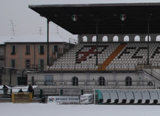 "Piola" ancora innevato: si spera nella pioggia. Lo stadio di Vercelli è ancora coperto dalla neve, le previsioni indicano rischio di altre fioccate nella mattina di sabato