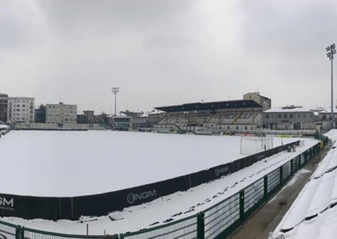 A Vercelli continua a nevicare: vicino il rinvio di Pro-Perugia. Nella mattinata di sabato la cittadina piemontese è stata investita ancora da forti nevicate che pregiudicano la praticabilità del Piola