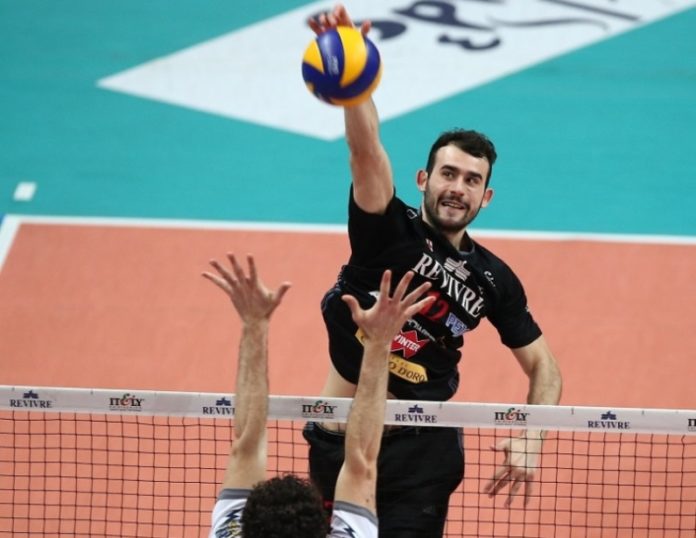 Arriva Galassi e la Sir completa il reparto dei centrali. La notizia era nell’aria già da diverso tempo, oggi è arrivata la conferma ufficiale