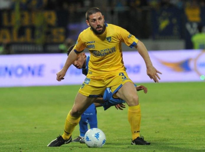 Per la corsia il Grifo si tuffa su un frusinate. Goretti sonda il terreno per Roberto Crivello, ma la concorrenza è alta