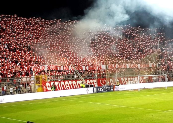 La tifoseria organizzata del Perugia ha esposto un nuovo striscione davanti ai cancelli del 