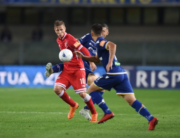 Fatal Verona: il Grifo gioca, l'Hellas vince. Henderson e Di Carmine ribaltano il vantaggio perugino a firma di Melchiorri. Vido sbaglia il rigore del 2-2