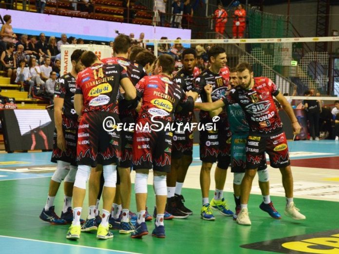 Sir vs Trento: saranno sfide nella sfida. Confronto tra i serbi Atanasjievic-Podrascanin e Kovacevic-Lisinac. Ricci faccia a faccia con Candellaro, la battuta di Leon contro quella dei granatieri dolomitici