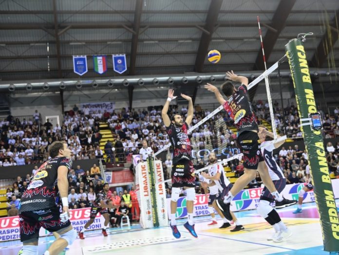 Arriva la prima sconfitta in campionato per la Sir Safety Perugia, Monza lotta, manda in crisi la difesa dei locali e porta a casa una vittoria di prestigio