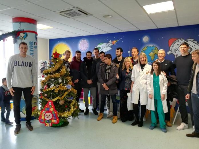 Sir dal cuore d'oro: visita ai bambini dell'ospedale. I Block Devils campioni anche di solidarietà: Atanasijevic e compagni hanno portato il sorriso alla clinica pediatrica di Perugia