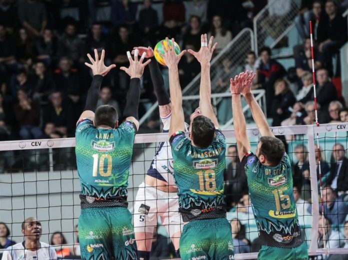 Sofferenza ma tre punti: Sir di lotta a Tours. Successo per gli uomini di Bernardi nella seconda giornata del girone di Champions. In Francia è 3-1, Leon e Atanasijevic in gran spolvero