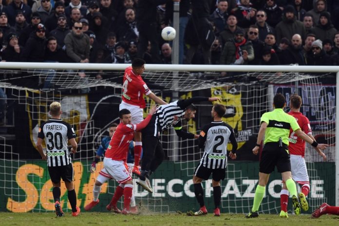 Bianco come Leonida, Vido e Gyomber le note negative. Il capitano sfodera una prestazione da grande condottiero, l'attaccante ed il centrale gli unici insufficienti