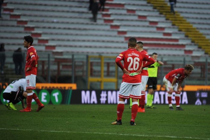 Senza rinforzi è dura la vita del Grifo. Al Palermo è bastato sfruttare le solite carenze del Perugia per vincere. Sadiq è record per i fischi dopo tre gare, Nesta non esente da colpe