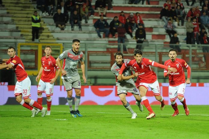Resurrezione Crotone, poi c'è il Grifo. Per i calabresi serata perfetta contro il Palermo ed è rilancio alla corsa salvezza, il Perugia espugna il difficile campo di Venezia e mitiga le tre sconfitte interne. E Zenga finisce all'inferno