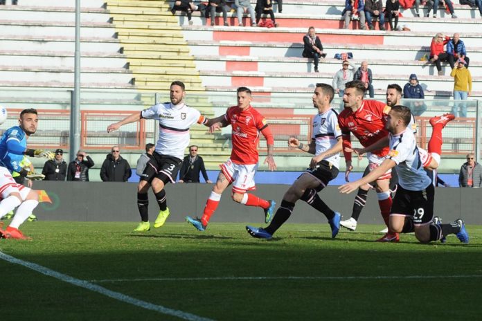 La sconfitta del mercato di gennaio. Il Palermo affossa il Grifo con una doppietta di Puscas, a nulla serve il gol di Melchiorri. E la squadra evidenzia le solite carenze