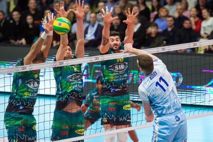 Super Sir anche a Mosca: vittoria e qualificazione ai quarti. Trasferta di Champions positiva per gli uomini di Bernardi che battono per 3-1 i padroni di casa e conquistano il primo posto matematico nella pool E