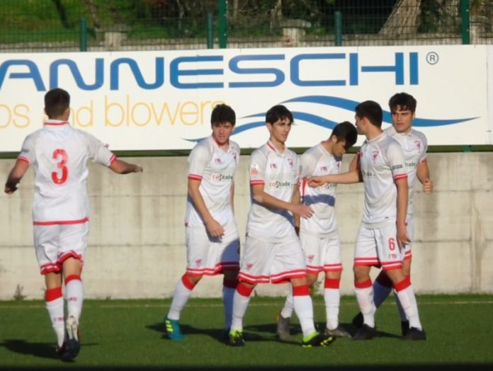 Grifo Primavera: vittoria da urlo e passaggio del turno alla Viareggio Cup. I ragazzi di Pagliari si fanno raggiungere nel finale dal Krasnodar ma piazzano il 2-1 decisivo sullo scadere del recupero. Ora gli 