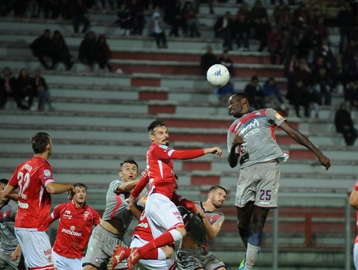 Simy sul tetto del Paradiso, a Foggia episodi inqualificabili. L'attaccante del Crotone stende la Salernitana con una doppietta, la deliquenziale reazione di pseudotifosi rossoneri pagina bruttisssima per la B. Grifo 