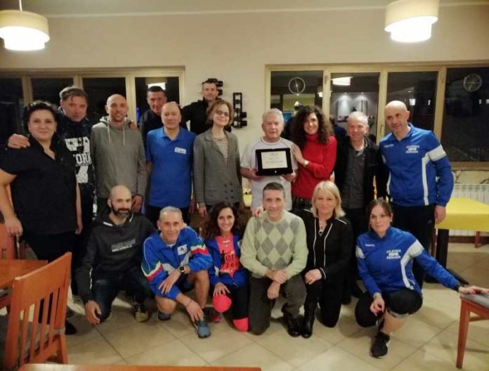 Podismo perugino in festa per Stefano Perito. L'atleta dell'Avis Perugia premiato con un importante riconoscimento per aver toccato quota 100 maratone
