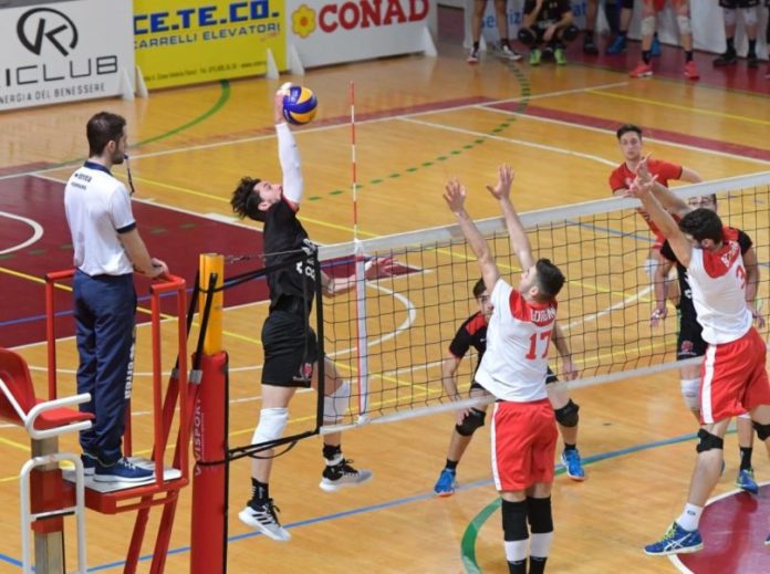 Sir: settore giovanile in chiaroscuro. Sconfitta per la formazione di B, colpo grosso della serie C in gara 1 dei quarti di playoff. La D blinda il secondo posto