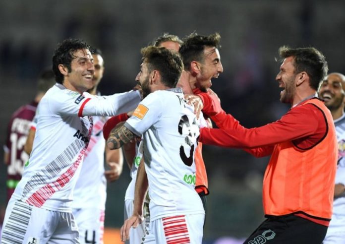 Livorno in Croce, per Lecce e Pescara vittorie super. Il centrocampista della Cremonese abbatte con una doppietta la squadra di Breda, pugliesi e abruzzesi volano in ottica promozione e play-off