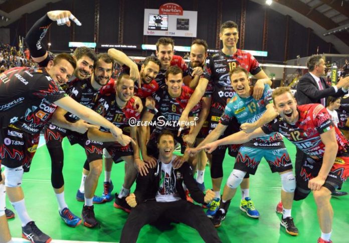 Sir più forte delle assenze: Modena si inginocchia in gara 1. Anche senza lo squalificato Atanasijevic la truppa di Bernardi parte bene nella serie di semifinale. Emiliani k.o. per 3-1