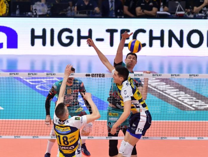 La Sir a Modena non va: k.o. al tie- break. I canarini pareggiano la serie. Si replica nel pomeriggio di Pasquetta al PalaBarton