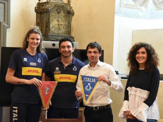 La nazionale italiana di volley sbarca a Perugia. Le ragazze di Mazzanti in visita dal sindaco Romizi in attesa della tre giorni di Vnl