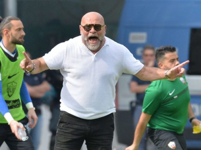 Cosmi baluardo del calcio che vogliamo. Il tecnico del Venezia denuncia in conferenza stampa il sistema che ha portato alla querelle sulla disputa dei play-out