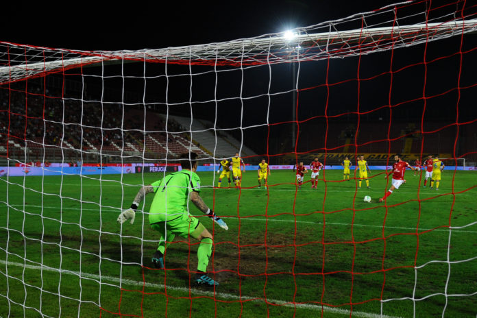 Buona la prima: Iemmello ribalta Chievo (2-1). Due rigori trasformati dall'ex Foggia cancellano l'iniziale errore di Vicario