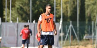 L'allenamento "impossibile" di Falcinelli. Casse d'acqua, cane e bambina non fermano l'attaccante del Perugia che fa quel che può per mantenere la forma