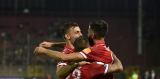 Frosinone abbattuto dal dischetto: Grifo sulle ali di Iemmello (3-1). Due rigori dell'attaccante calabrese ribaltano l'iniziale svantaggio. Nel finale la chiude Kouan di testa