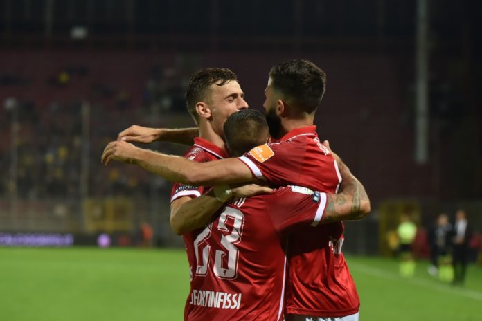 Frosinone abbattuto dal dischetto: Grifo sulle ali di Iemmello (3-1). Due rigori dell'attaccante calabrese ribaltano l'iniziale svantaggio. Nel finale la chiude Kouan di testa