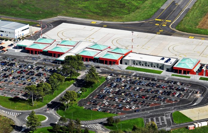 Grifo: l'aereo non va, ma Falzerano e Iemmello prendono la scena. Problemi tecnici per il volo verso Crotone, decollo rimandato a domattina. Ma il mediano e la punta incantano col piano e con la voce