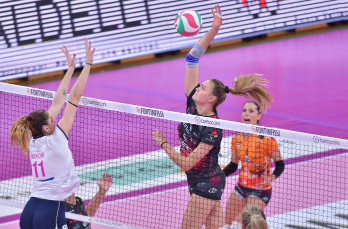 La Bartoccini muove il primo passo ma va k.o. in rimonta. Primo punto stagionale di Angeloni e compagne contro Filottrano. Sopra di due set è arrivata però la rimonta e la vittoria delle marchigiane