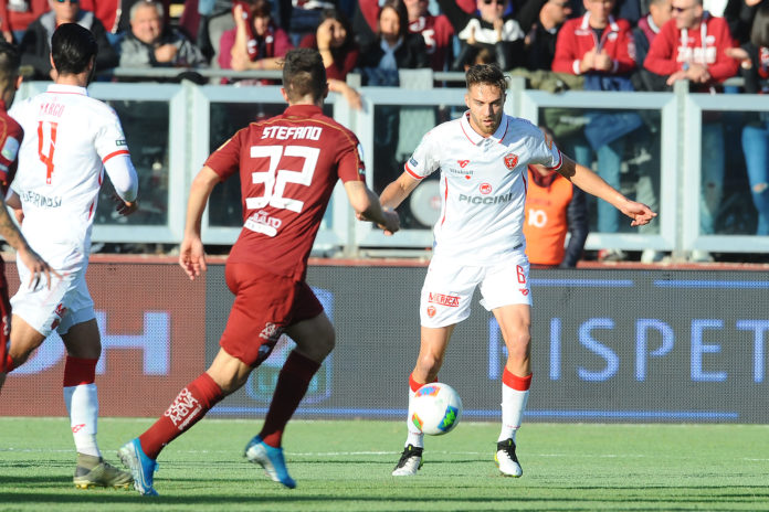 Il Grifo si salva di rigore a Trapani (2-2). Un penalty di Iemmello e uno di Falcinelli ovviano alle reti di Luperini e Pettinari. Nel finale espulso Gyomber
