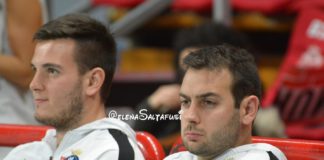 La Federazione Italiana Pallavolo, dopo un’attenta e approfondita riflessione sulla perdurante situazione emergenziale legata alla pandemia di COVID-19 (coronavirus), che sta interessando il territorio italiano e gli stati di tutto il mondo, ha decretato la conclusione definitiva di tutti i campionati pallavolistici di ogni serie e categoria. La FIPAV ritiene pertanto conclusi senza assegnazione degli scudetti, delle promozioni e delle retrocessioni tutti i campionati nazionali, regionali e territoriali. È stata inoltre dichiarata conclusa tutta l’attività sportiva legata alla disciplina del Sitting Volley. La Fipav è arrivata a queste decisioni, tenendo anche conto dei recenti DPCM e delle Ordinanze emesse dal Governo e dalle Regioni, all’interno delle quali non emergono date certe circa la possibilità di riprendere l’attività sportiva in condizioni di completa sicurezza. Le istituzioni nazionali, regionali e medico-scientifiche, inoltre stanno continuando a ritenere necessarie misure di distanziamento sociale per il superamento di questa drammatica emergenza. Per quanto riguarda poi i campionati giovanili la Fipav ha stabilito che, per permettere agli atleti potenzialmente coinvolti quest’anno di proseguire l’attività giovanile, la prossima stagione si svolgeranno con categorie di annate dispari: Under 13, Under 15, Under 17, Under 19 Maschili e Femminili. La Federazione Italiana Pallavolo, che fin dalle fasi iniziali di questa tragica pandemia, non ha mai fatto mistero della sua politica di gestione della situazione emergenziale, volta prioritariamente alla tutela della salute di ogni tesserato, con questi provvedimenti intende proseguire sulla strada intrapresa negli scorsi mesi. Allo stesso modo la federazione ribadisce, ancora una volta, che il senso di responsabilità deve necessariamente essere alla base di ogni azione intrapresa in questi giorni e già da domani lavorerà per programmare al meglio la prossima stagione sportiva.