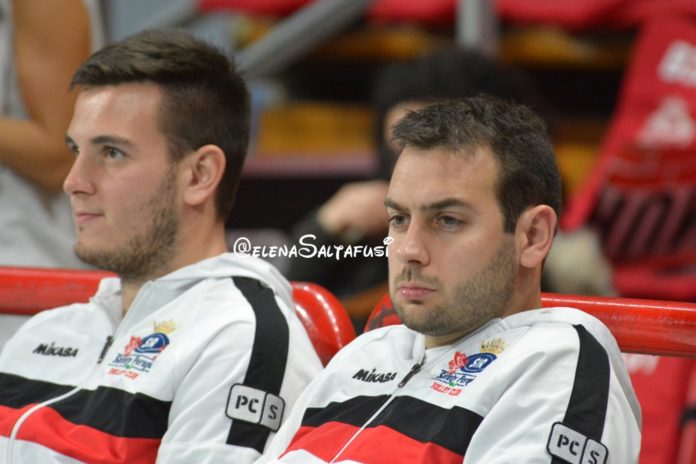 La Federazione Italiana Pallavolo, dopo un’attenta e approfondita riflessione sulla perdurante situazione emergenziale legata alla pandemia di COVID-19 (coronavirus), che sta interessando il territorio italiano e gli stati di tutto il mondo, ha decretato la conclusione definitiva di tutti i campionati pallavolistici di ogni serie e categoria. La FIPAV ritiene pertanto conclusi senza assegnazione degli scudetti, delle promozioni e delle retrocessioni tutti i campionati nazionali, regionali e territoriali. È stata inoltre dichiarata conclusa tutta l’attività sportiva legata alla disciplina del Sitting Volley. La Fipav è arrivata a queste decisioni, tenendo anche conto dei recenti DPCM e delle Ordinanze emesse dal Governo e dalle Regioni, all’interno delle quali non emergono date certe circa la possibilità di riprendere l’attività sportiva in condizioni di completa sicurezza. Le istituzioni nazionali, regionali e medico-scientifiche, inoltre stanno continuando a ritenere necessarie misure di distanziamento sociale per il superamento di questa drammatica emergenza. Per quanto riguarda poi i campionati giovanili la Fipav ha stabilito che, per permettere agli atleti potenzialmente coinvolti quest’anno di proseguire l’attività giovanile, la prossima stagione si svolgeranno con categorie di annate dispari: Under 13, Under 15, Under 17, Under 19 Maschili e Femminili. La Federazione Italiana Pallavolo, che fin dalle fasi iniziali di questa tragica pandemia, non ha mai fatto mistero della sua politica di gestione della situazione emergenziale, volta prioritariamente alla tutela della salute di ogni tesserato, con questi provvedimenti intende proseguire sulla strada intrapresa negli scorsi mesi. Allo stesso modo la federazione ribadisce, ancora una volta, che il senso di responsabilità deve necessariamente essere alla base di ogni azione intrapresa in questi giorni e già da domani lavorerà per programmare al meglio la prossima stagione sportiva.