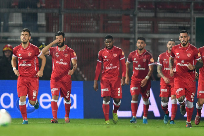 Rimpianti Grifo: il Cosenza raggiunge per due volte i biancorossi (2-2). Non bastano le reti di Iemmello e Falasco per i tre punti, Sciaudone e Riviere aiutano i calabresi ad impattarla. Espulso Dragomir nel finale