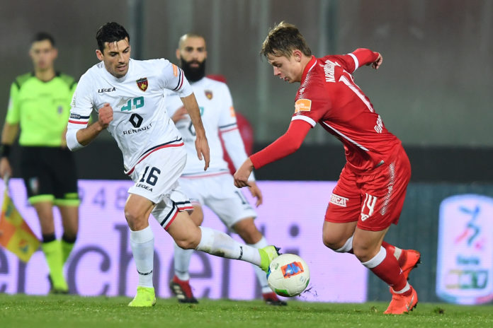 Simy da 10, Cosenza e Perugia a braccetto all'Inferno. L'attaccante riporta il suo Crotone a 