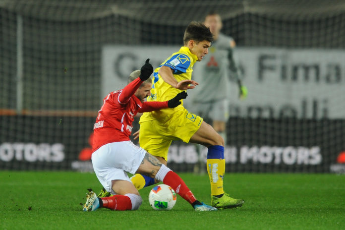 Grifo, che amarezza: il Chievo passa in zona Cesarini. Due gol nel finale castigano gli uomini di Cosmi dopo una prova di cuore e sacrificio. Espulso Falasco