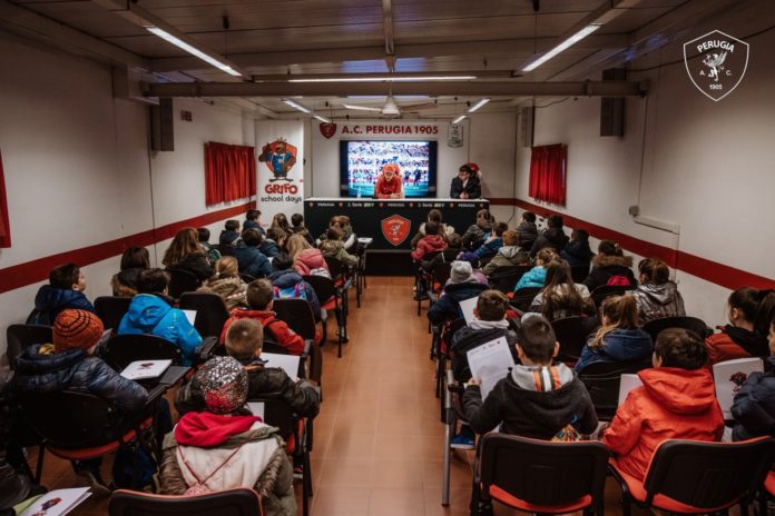 Grifo School Days: Cosmi e Di Chiara accolgono gli alunni di Colle Umberto. Primo appuntamento della seconda edizione dell'evento volto alla sensibilizzazione verso un tifo sano e sportivo