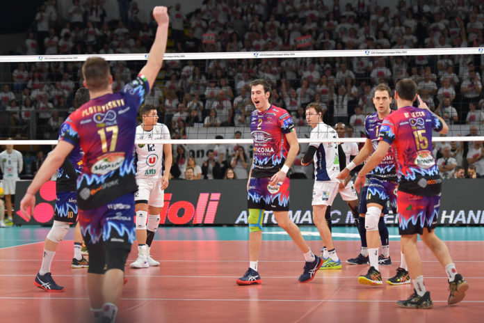 Sir con un piede e mezzo ai quarti: Tours k.o.. Al PalaBarton i Block Devils schiacciano i francesi dell'ex libero Henno con un rotondo 3-0